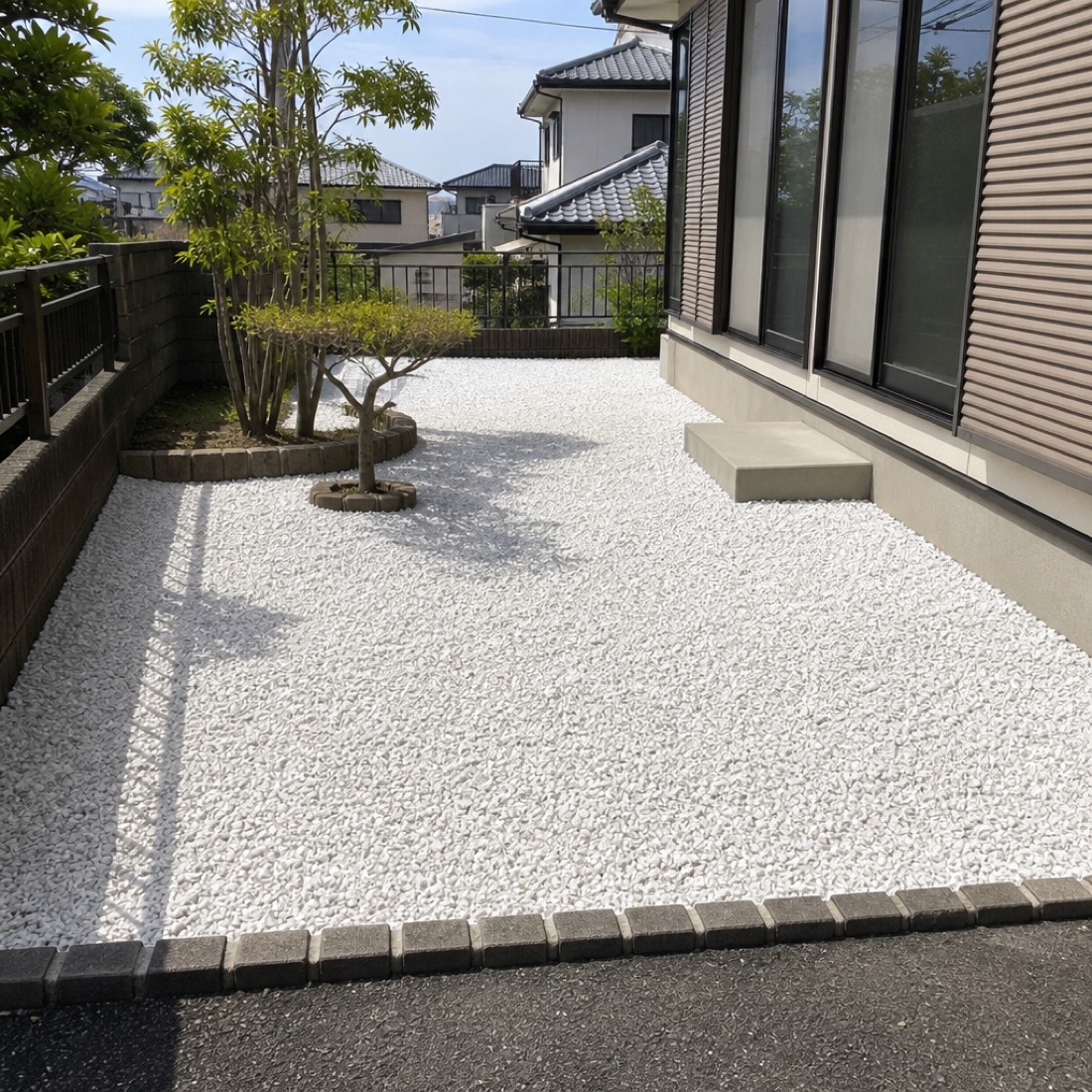 砂利敷きに作り替えた住宅の庭
